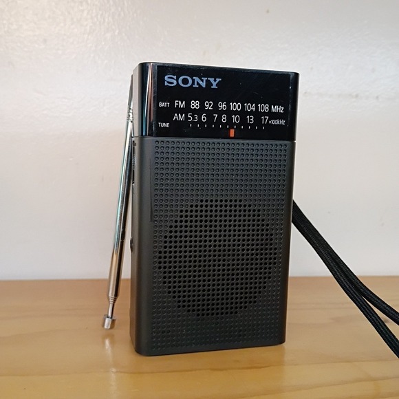 Sony ICF-P26 Portable Pocket FM/AM Radio Built-in Speaker TESTED & WORKING - Picture 2 of 10